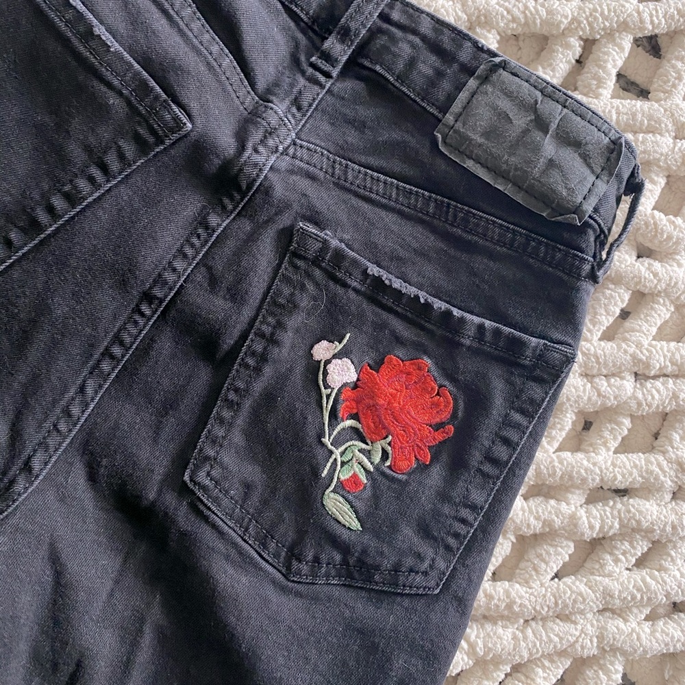 Divided Embroidered Jeans - Picture 2 of 5